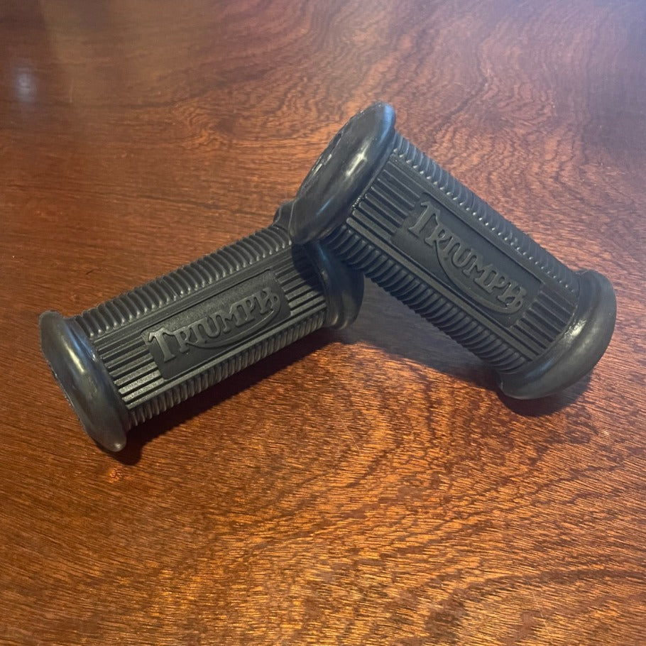 Triumph footrest rubbers 500 650 750 all 1938 to 1978 front Triumph footrest rubbers 500 650 750 all 1938 to 1978 front